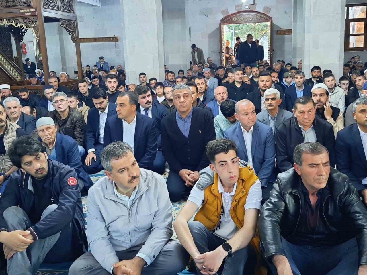 Kars’ta bayram namazında camiler doldu taştı