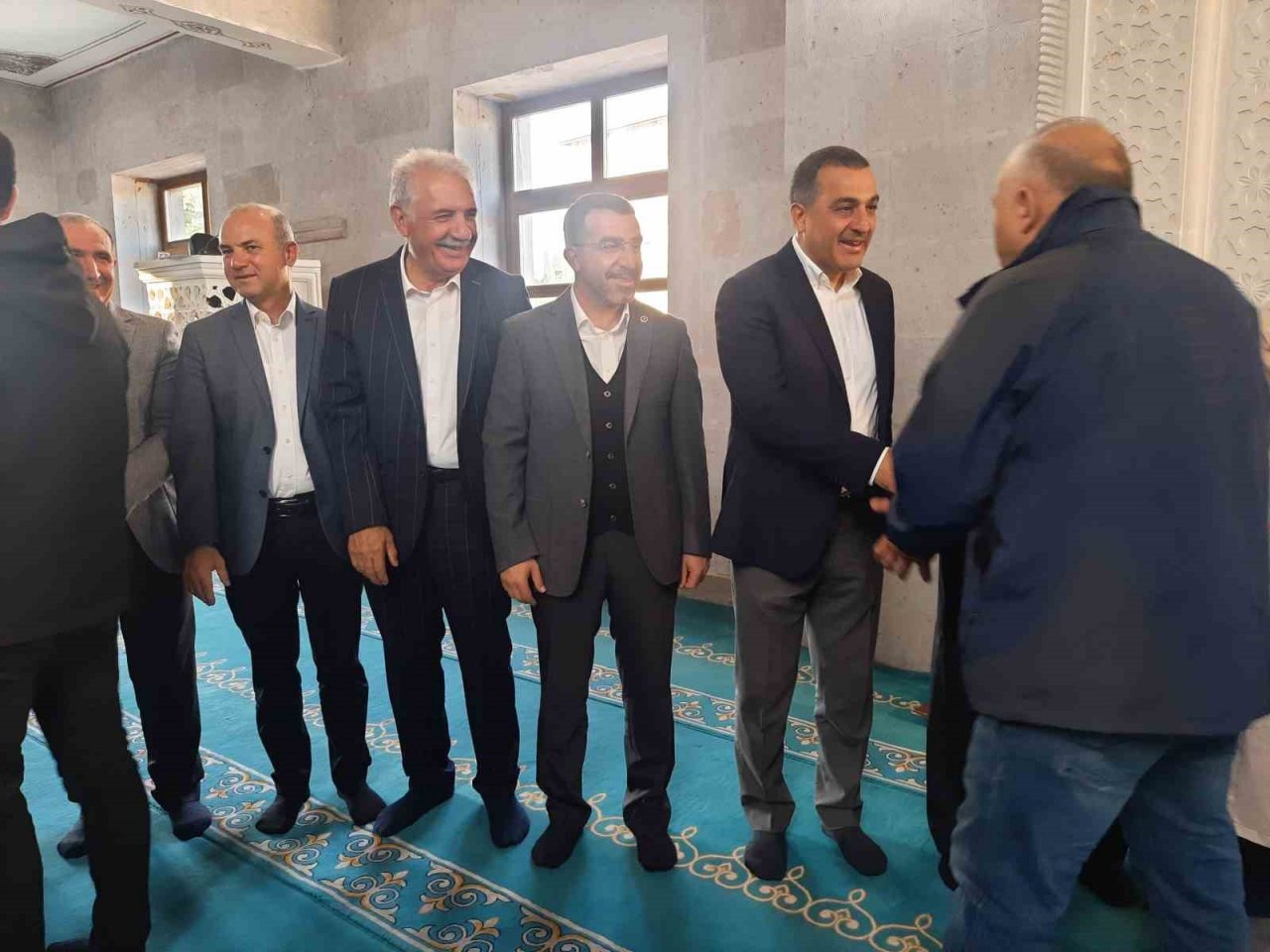 Kars’ta bayram namazında camiler doldu taştı