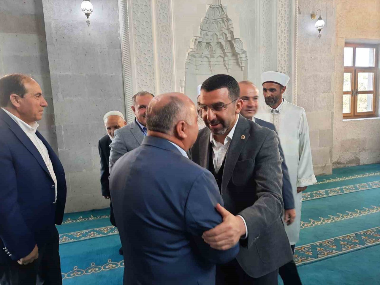 Kars’ta bayram namazında camiler doldu taştı