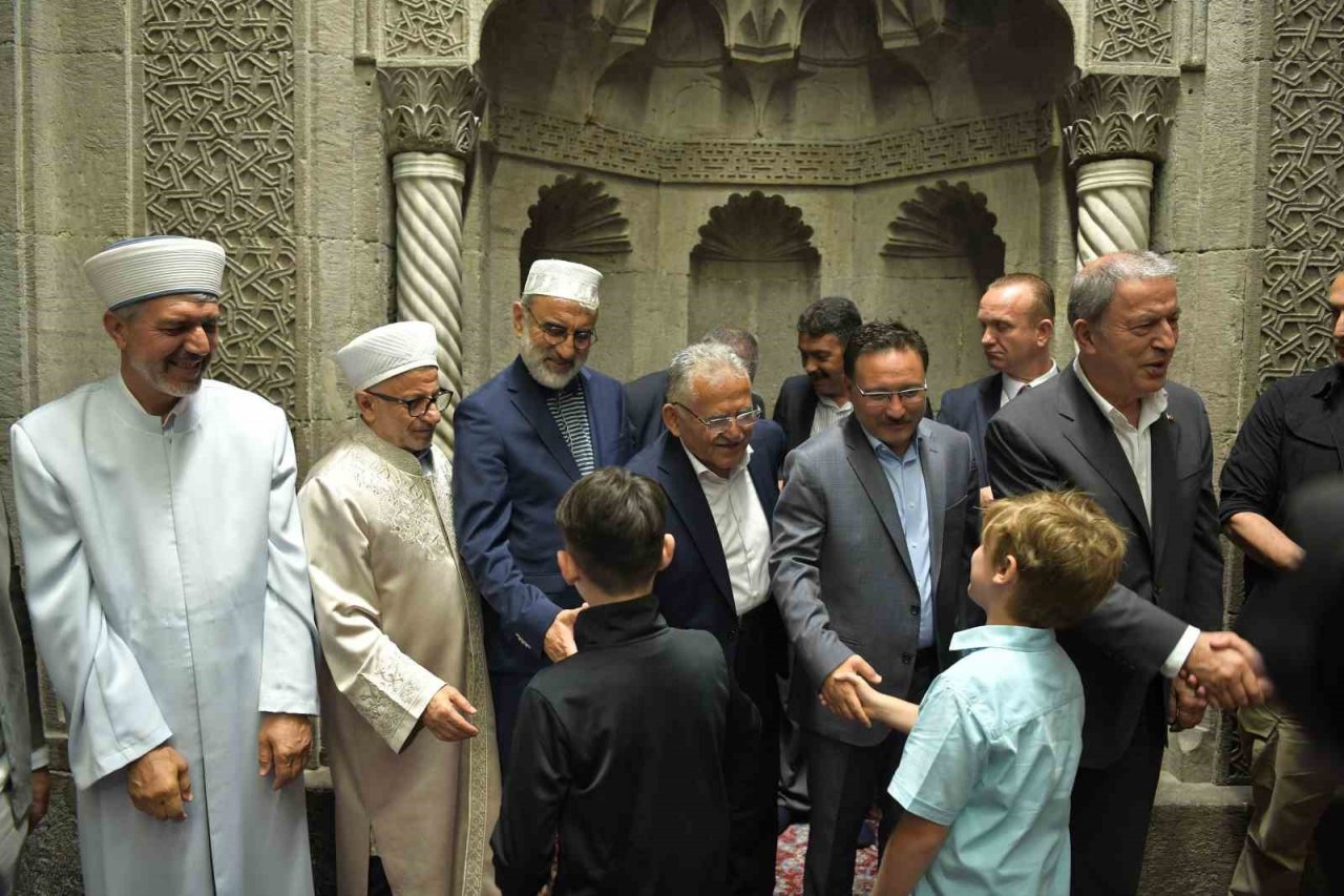 Başkan Büyükkılıç, bayram namazı sonrası vatandaşla buluştu