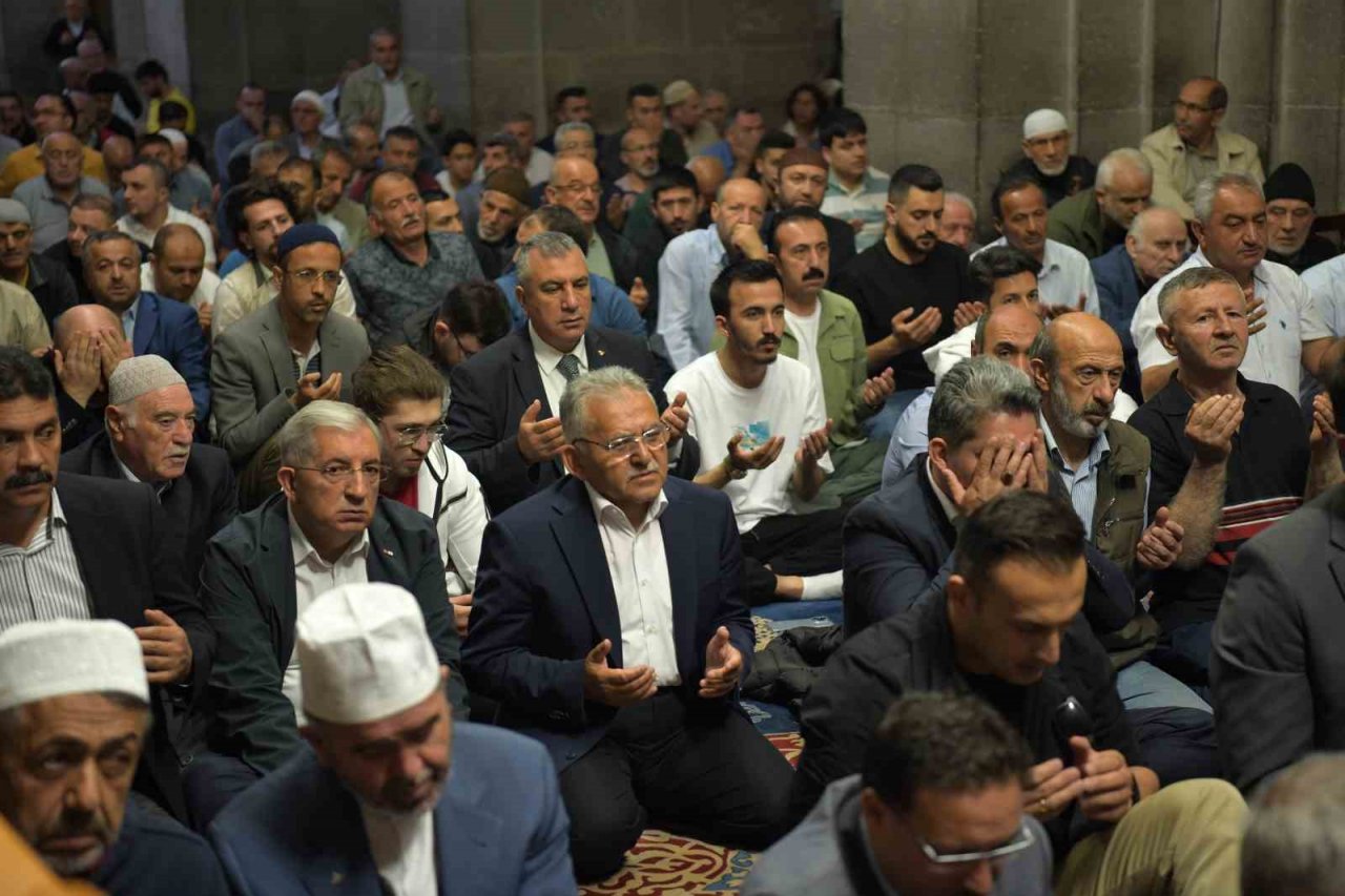 Başkan Büyükkılıç, bayram namazı sonrası vatandaşla buluştu