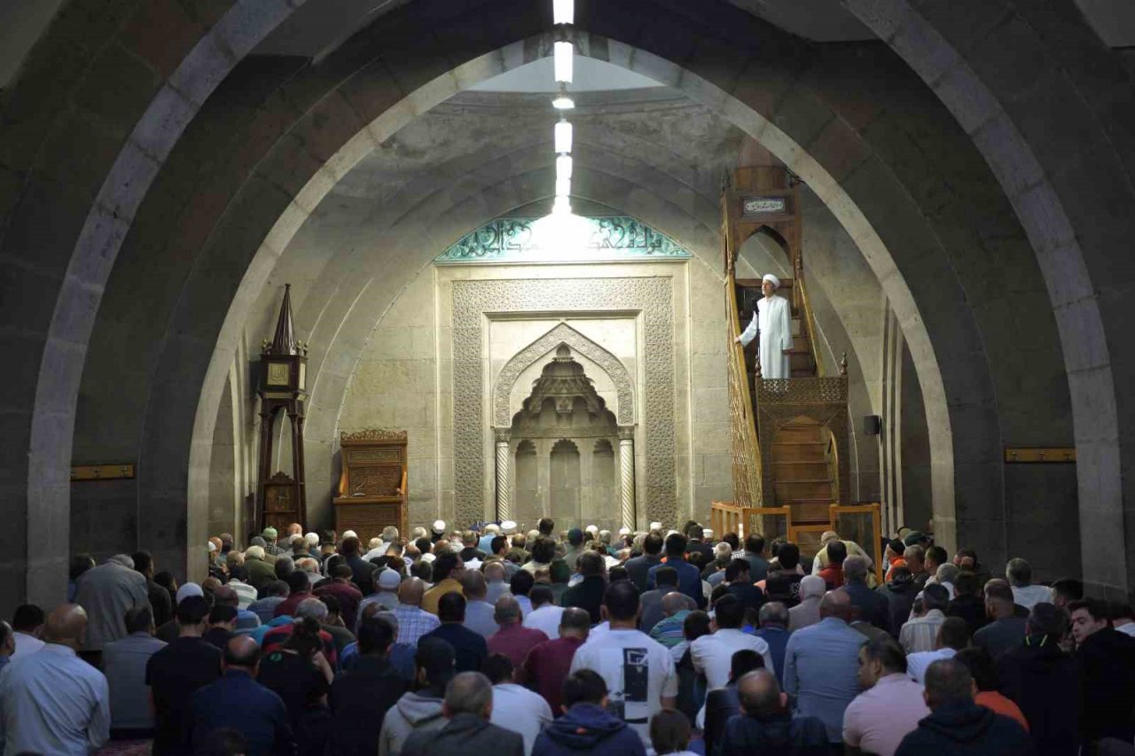 Başkan Büyükkılıç, bayram namazı sonrası vatandaşla buluştu