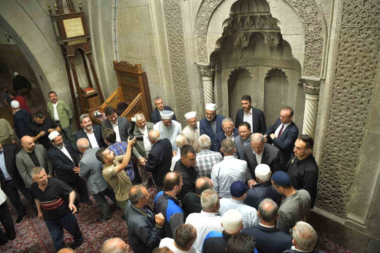 Başkan Büyükkılıç, bayram namazı sonrası vatandaşla buluştu