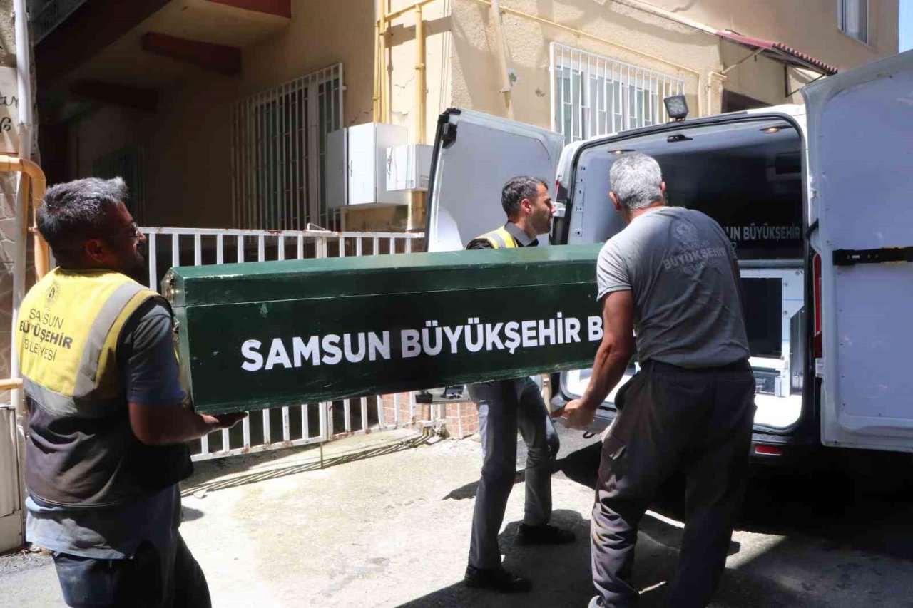 Kafasına tabancayla ateş ederek intihar etti