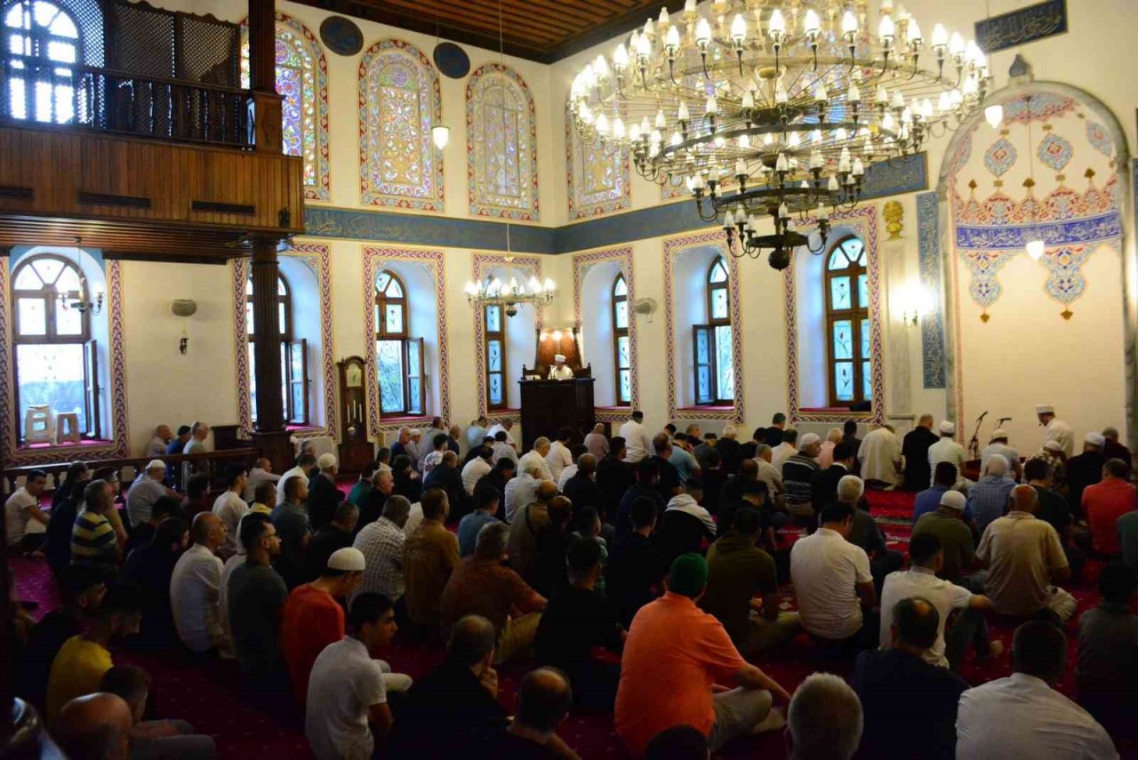 Kocaeli’de vatandaşlar bayram namazı için camileri doldurdu