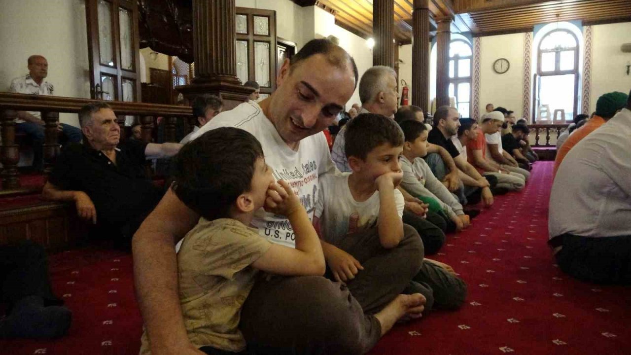 Kocaeli’de vatandaşlar bayram namazı için camileri doldurdu