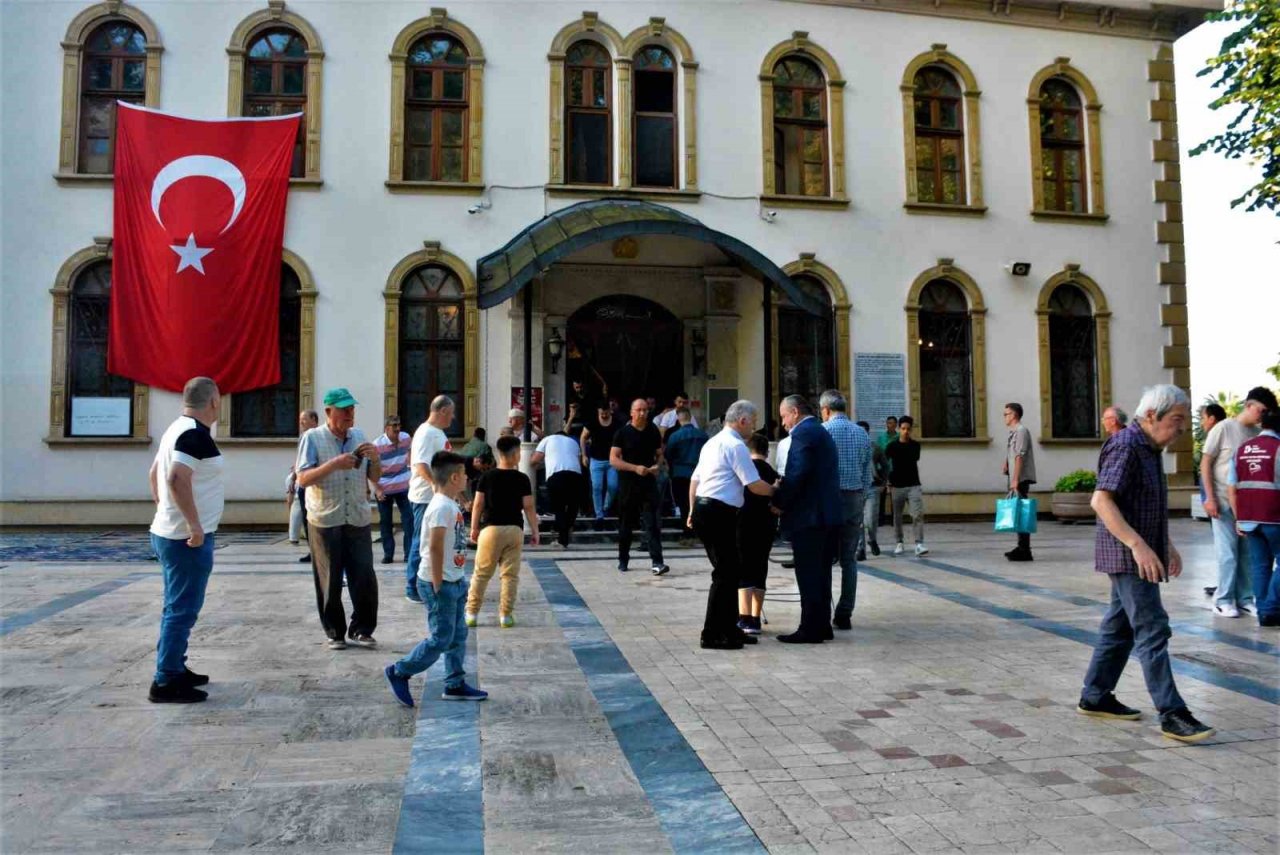 Kocaeli’de vatandaşlar bayram namazı için camileri doldurdu