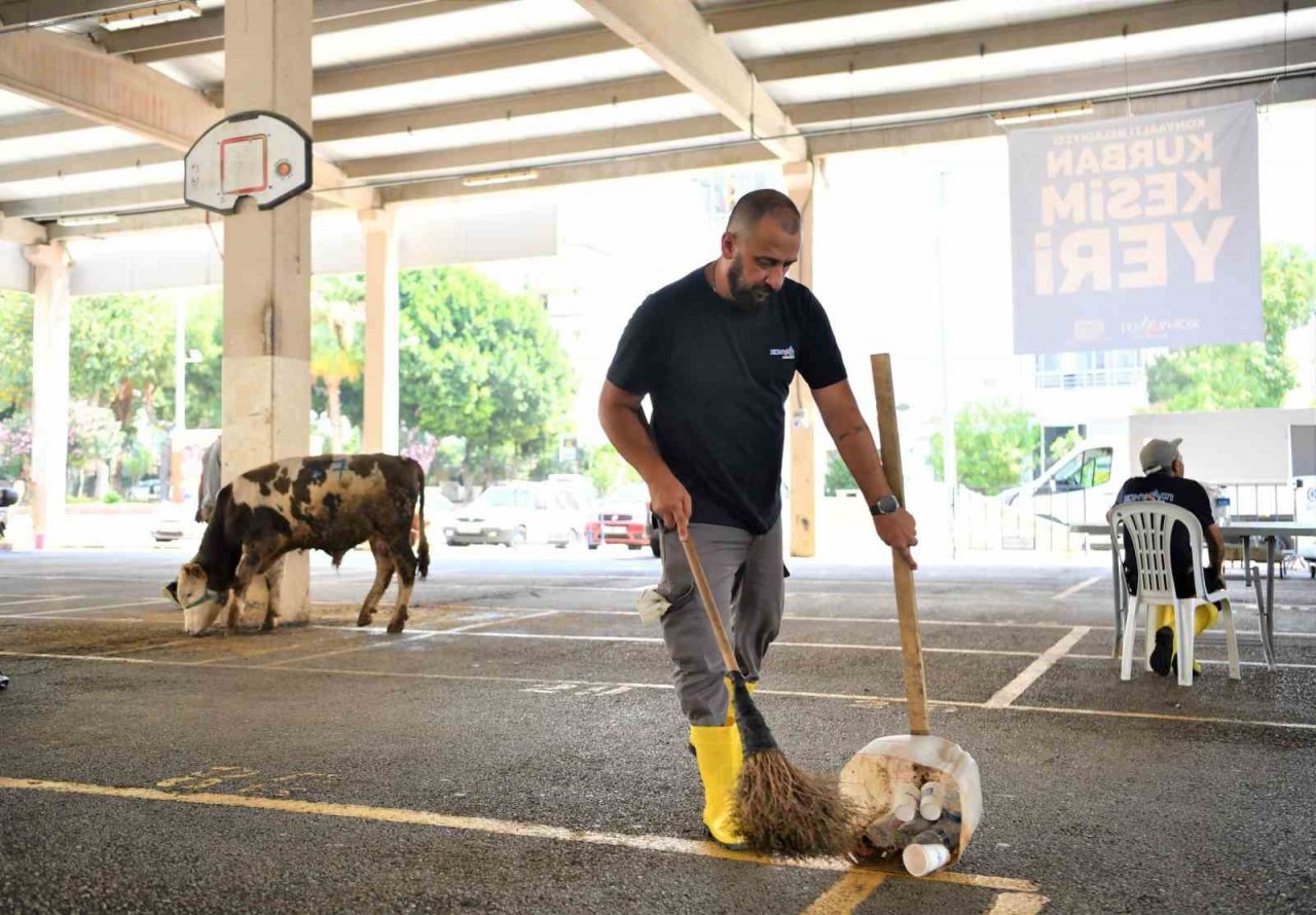 Konyaaltı Belediyesi vatandaşlara ücretsiz kurban kesimi hizmeti verdi
