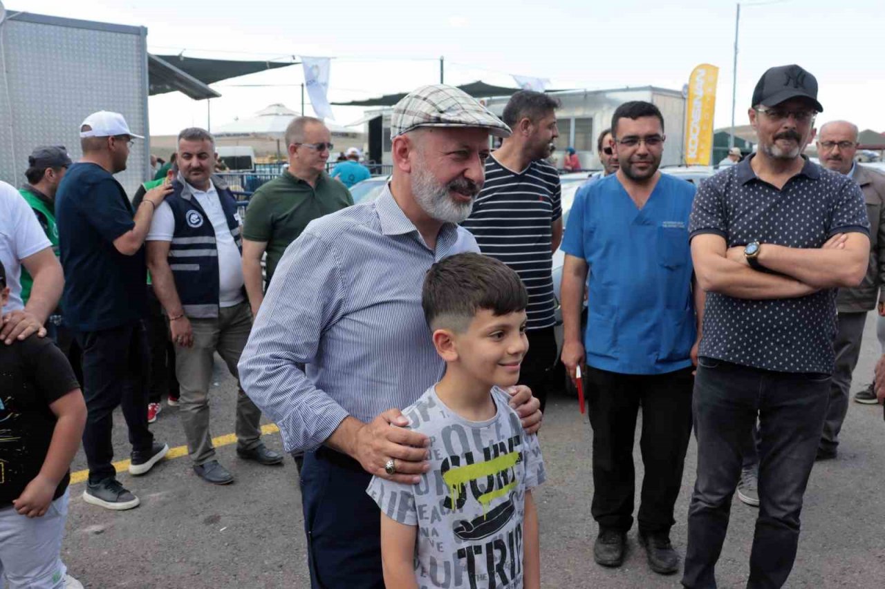 Çolakbayrakdar, kurban kesim ve satış yerini ziyaret etti