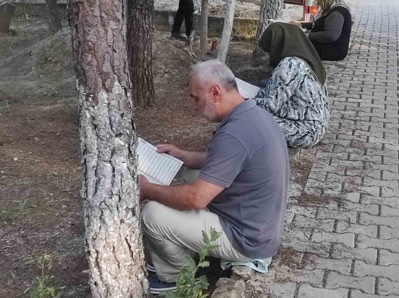 Selendi’de mezarlıklara ziyaretçi akını