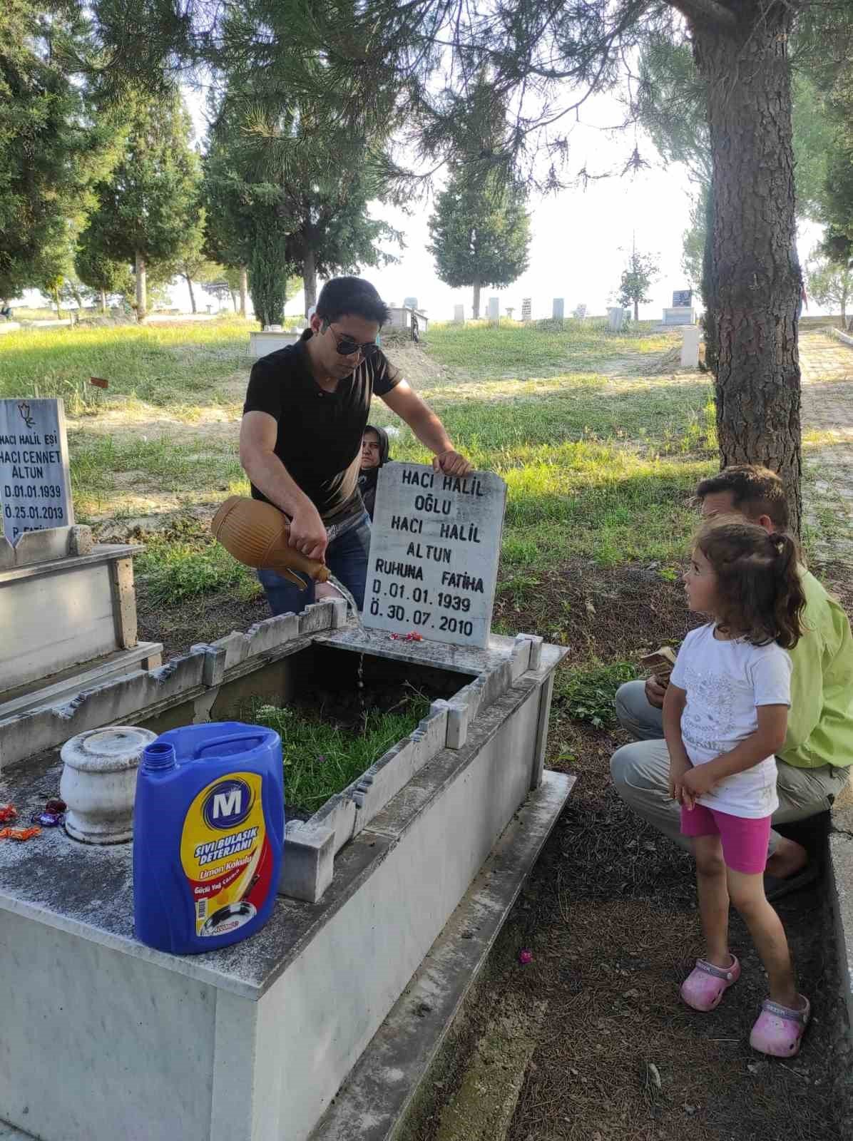 Selendi’de mezarlıklara ziyaretçi akını