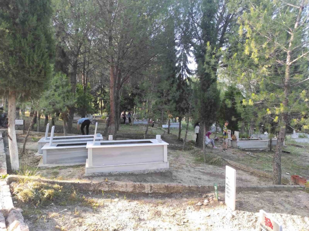 Selendi’de mezarlıklara ziyaretçi akını