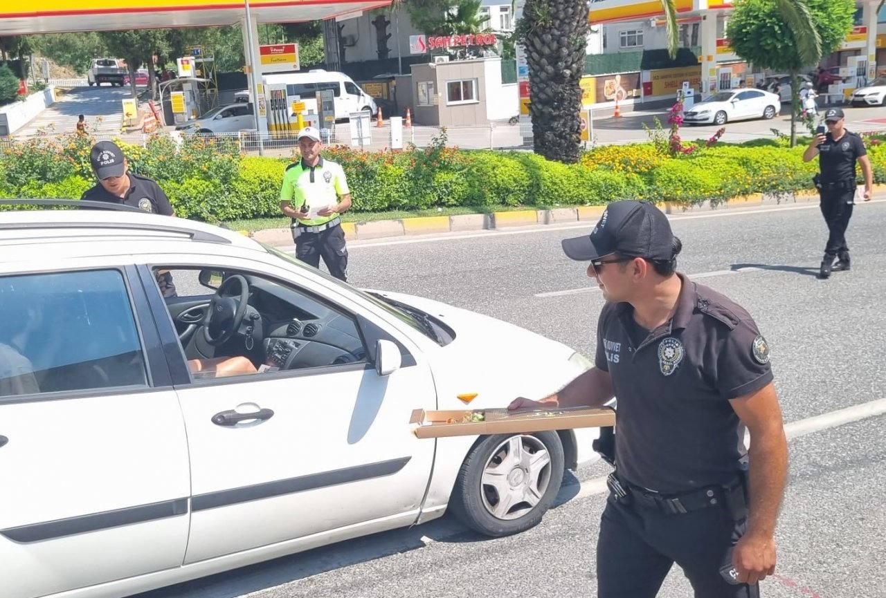 Marmaris’te trafik ekipleri ilçe girişinde gelen sürücülerin bayramını kutlayıp broşür dağıttı