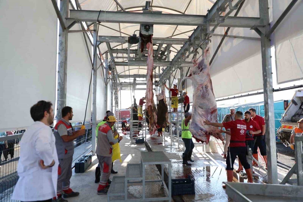 Başkan Palancıoğlu, kurban pazarında vatandaşlarla bayramlaştı