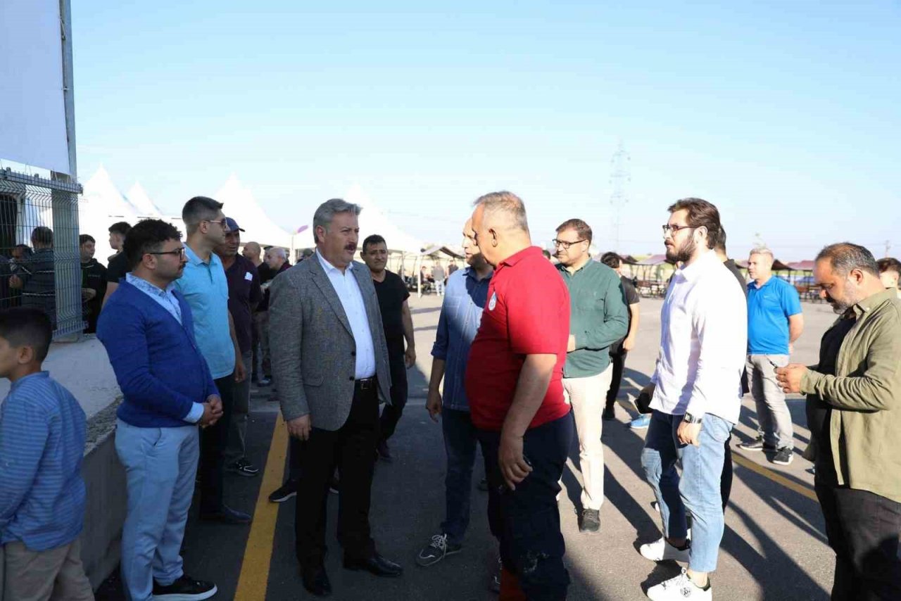 Başkan Palancıoğlu, kurban pazarında vatandaşlarla bayramlaştı