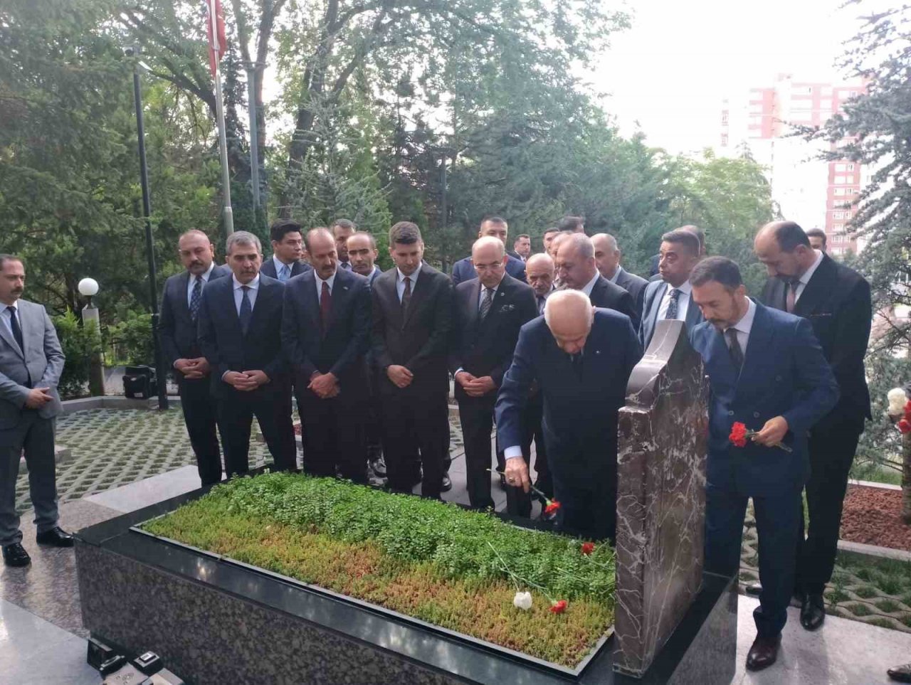 MHP lideri Bahçeli, Türkeş’in kabrini ziyaret etti