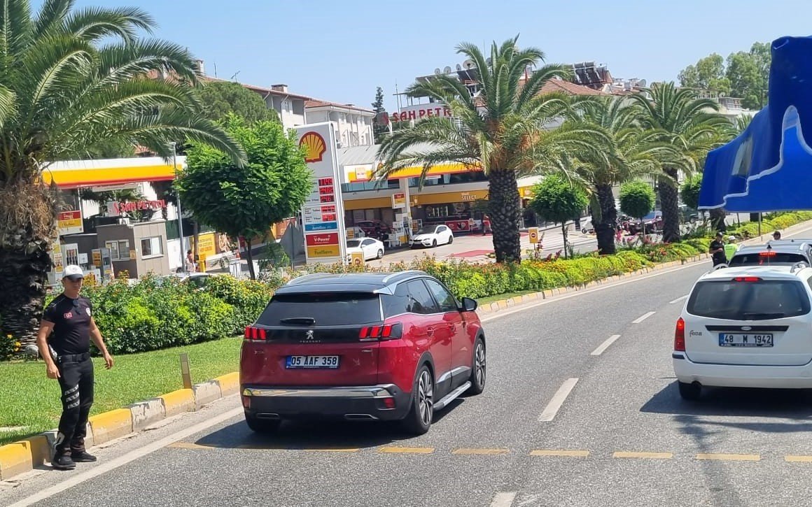 Marmaris’te trafik ekipleri ilçe girişinde gelen sürücülerin bayramını kutlayıp broşür dağıttı