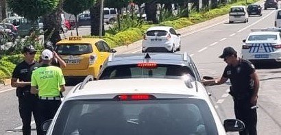 Marmaris’te trafik ekipleri ilçe girişinde gelen sürücülerin bayramını kutlayıp broşür dağıttı