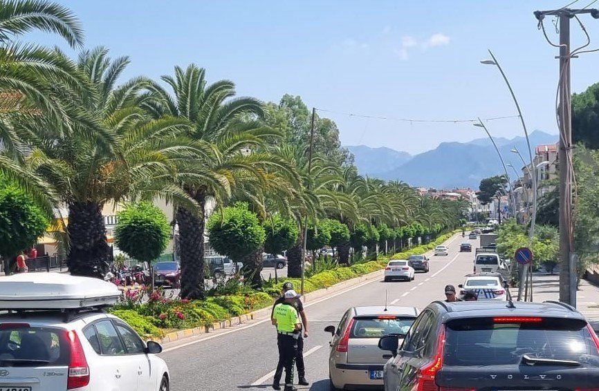 Marmaris’te trafik ekipleri ilçe girişinde gelen sürücülerin bayramını kutlayıp broşür dağıttı
