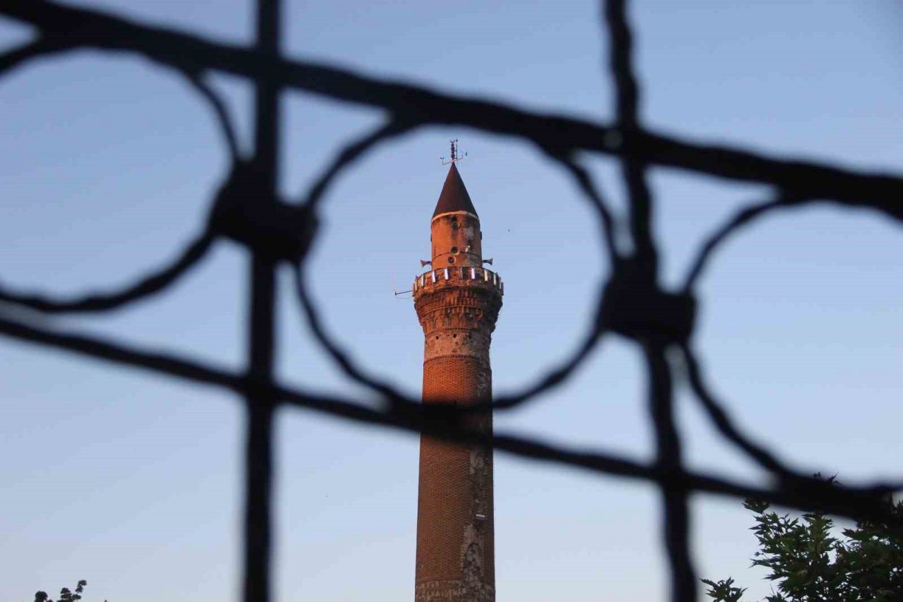 830 yıllık camide Kurban Bayramı namazı kılındı