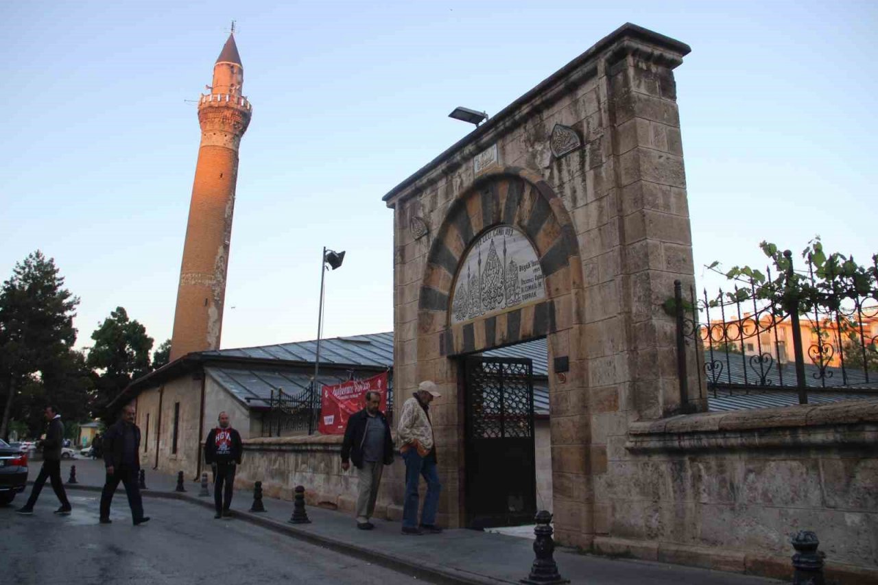 830 yıllık camide Kurban Bayramı namazı kılındı