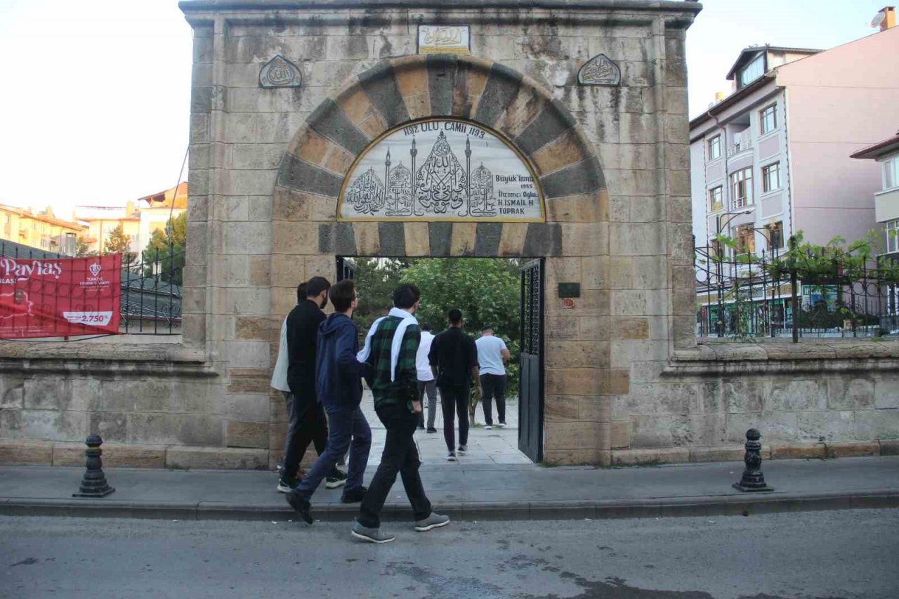 830 yıllık camide Kurban Bayramı namazı kılındı