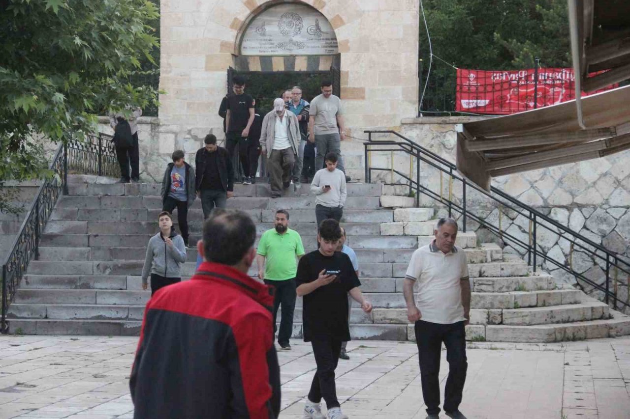 830 yıllık camide Kurban Bayramı namazı kılındı