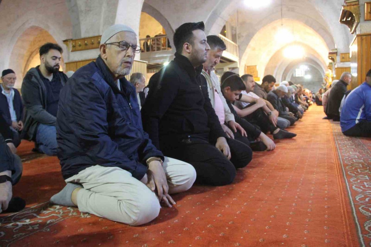 830 yıllık camide Kurban Bayramı namazı kılındı