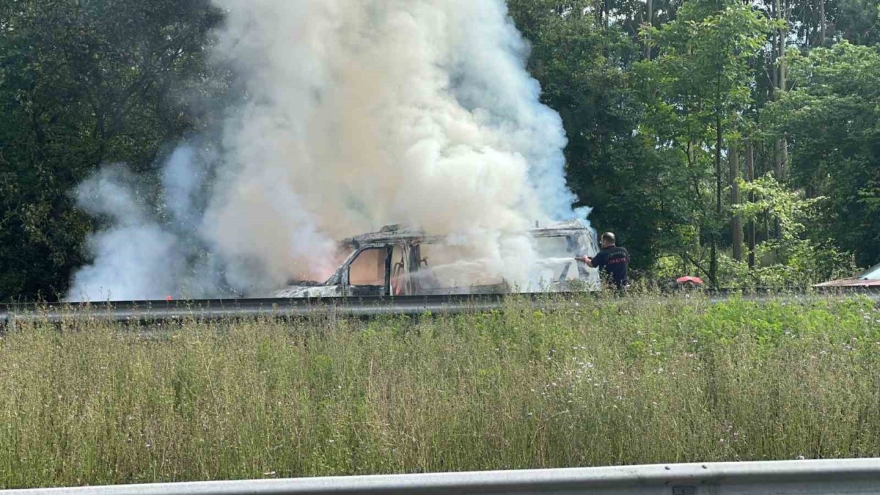 Otoyolda minibüs alev topuna döndü