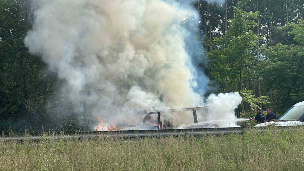 Otoyolda minibüs alev topuna döndü