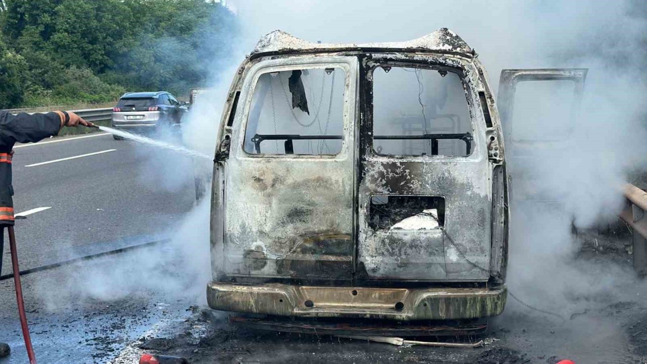 Otoyolda minibüs alev topuna döndü