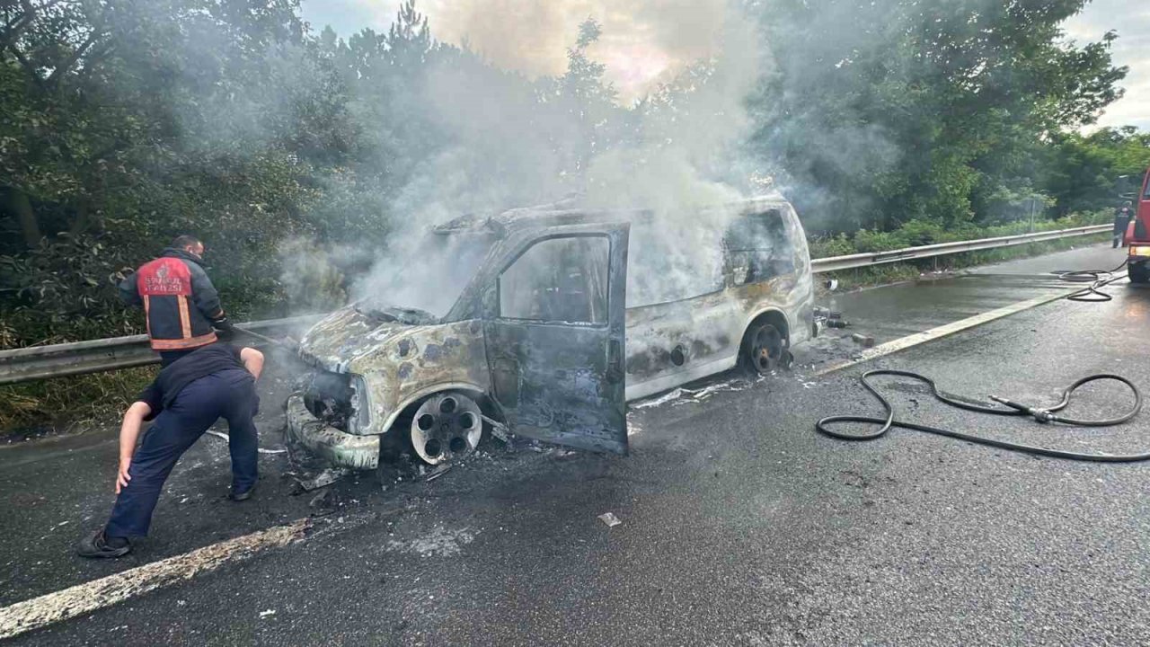Otoyolda minibüs alev topuna döndü