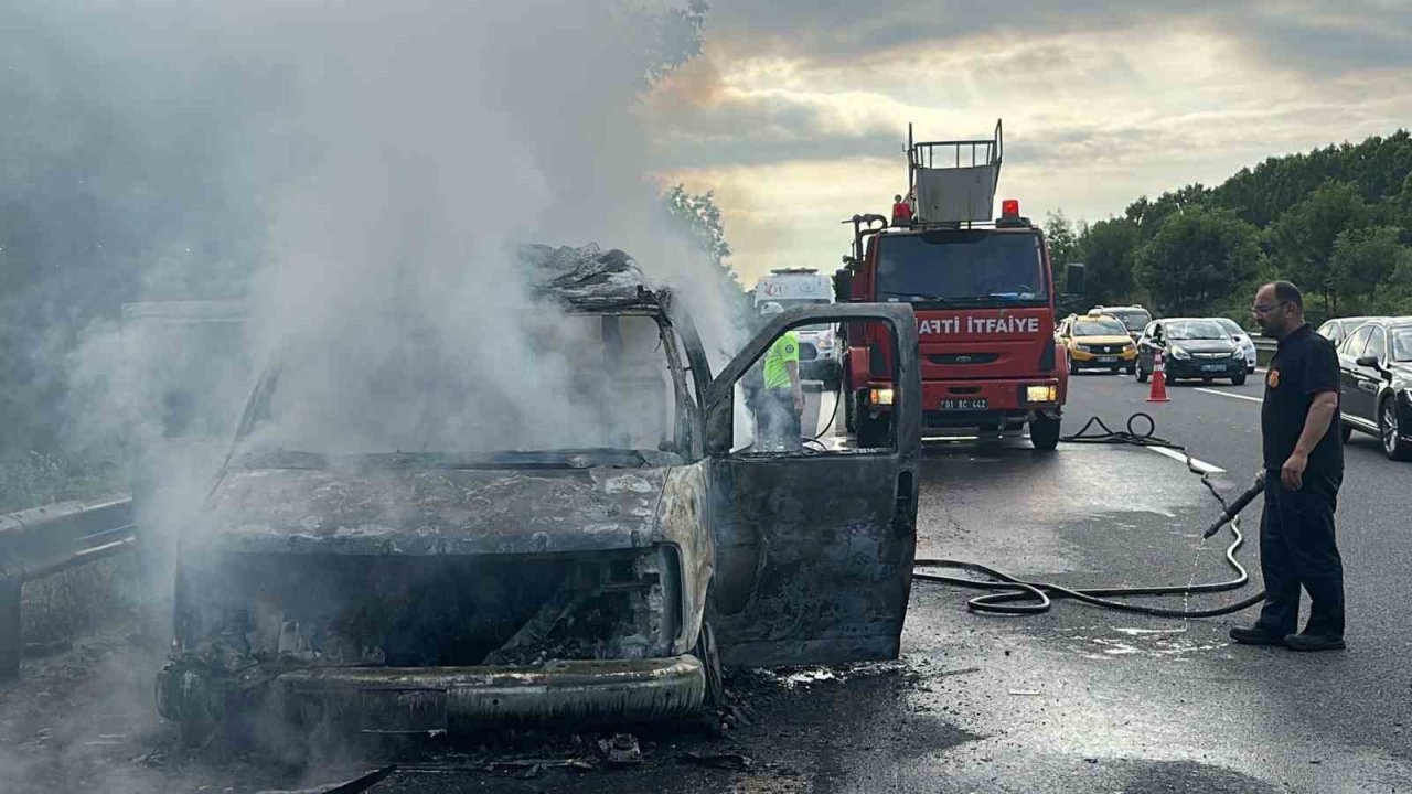 Otoyolda minibüs alev topuna döndü