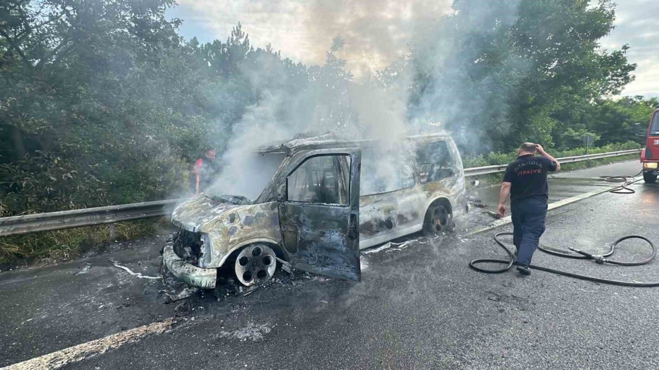 Otoyolda minibüs alev topuna döndü