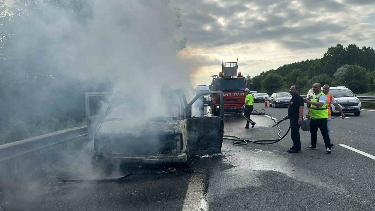 Otoyolda minibüs alev topuna döndü