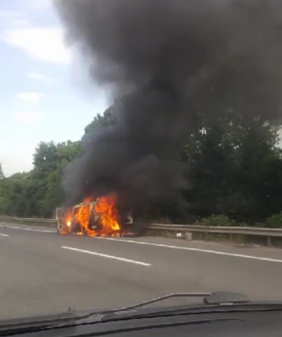 Otoyolda minibüs alev topuna döndü