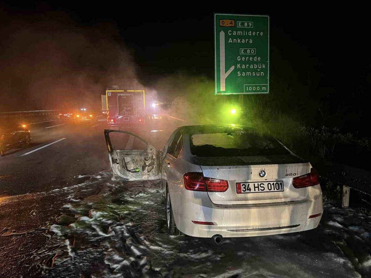 Bolu’da alev alev yanan otomobil hurdaya döndü