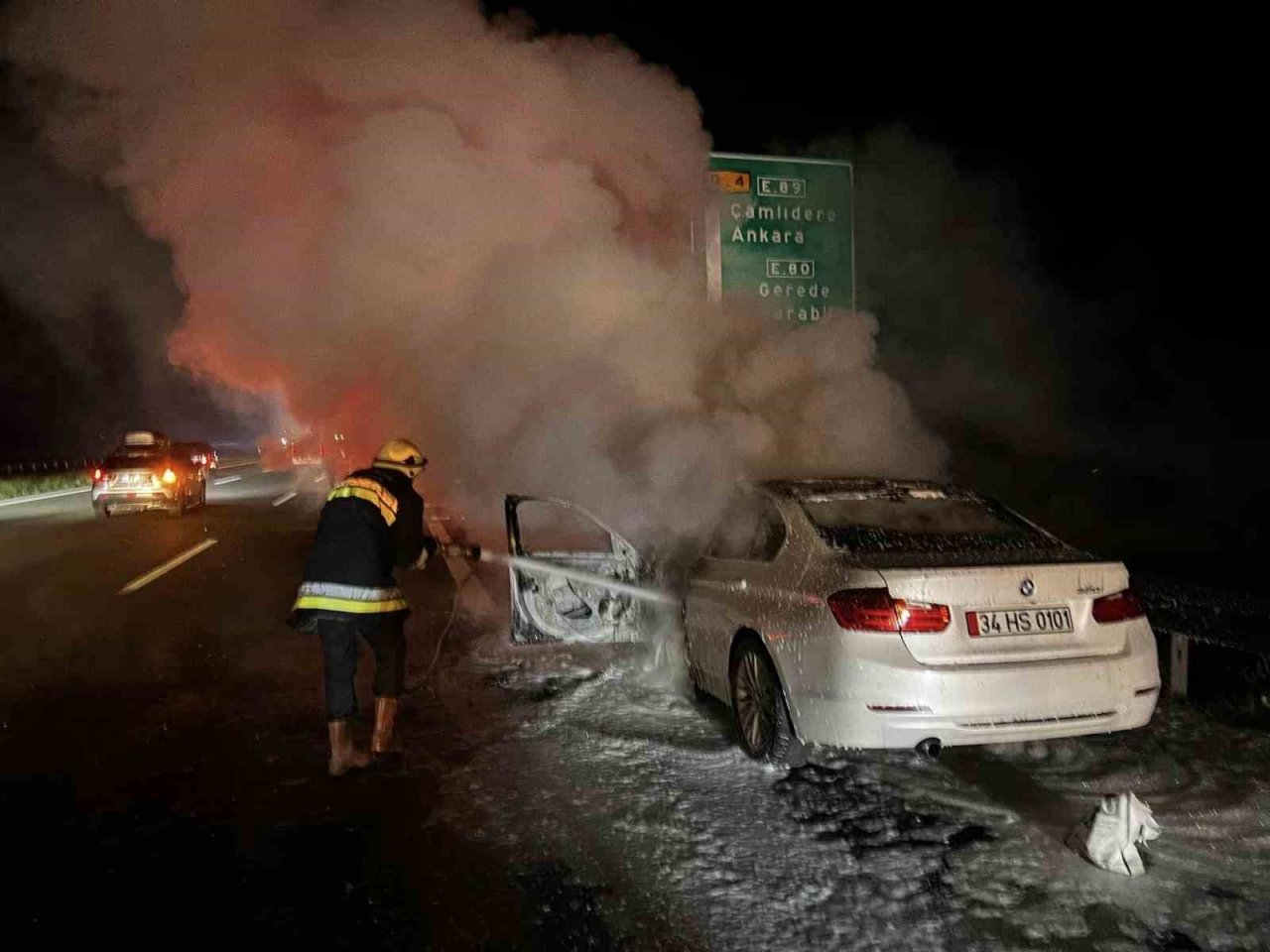 Bolu’da alev alev yanan otomobil hurdaya döndü