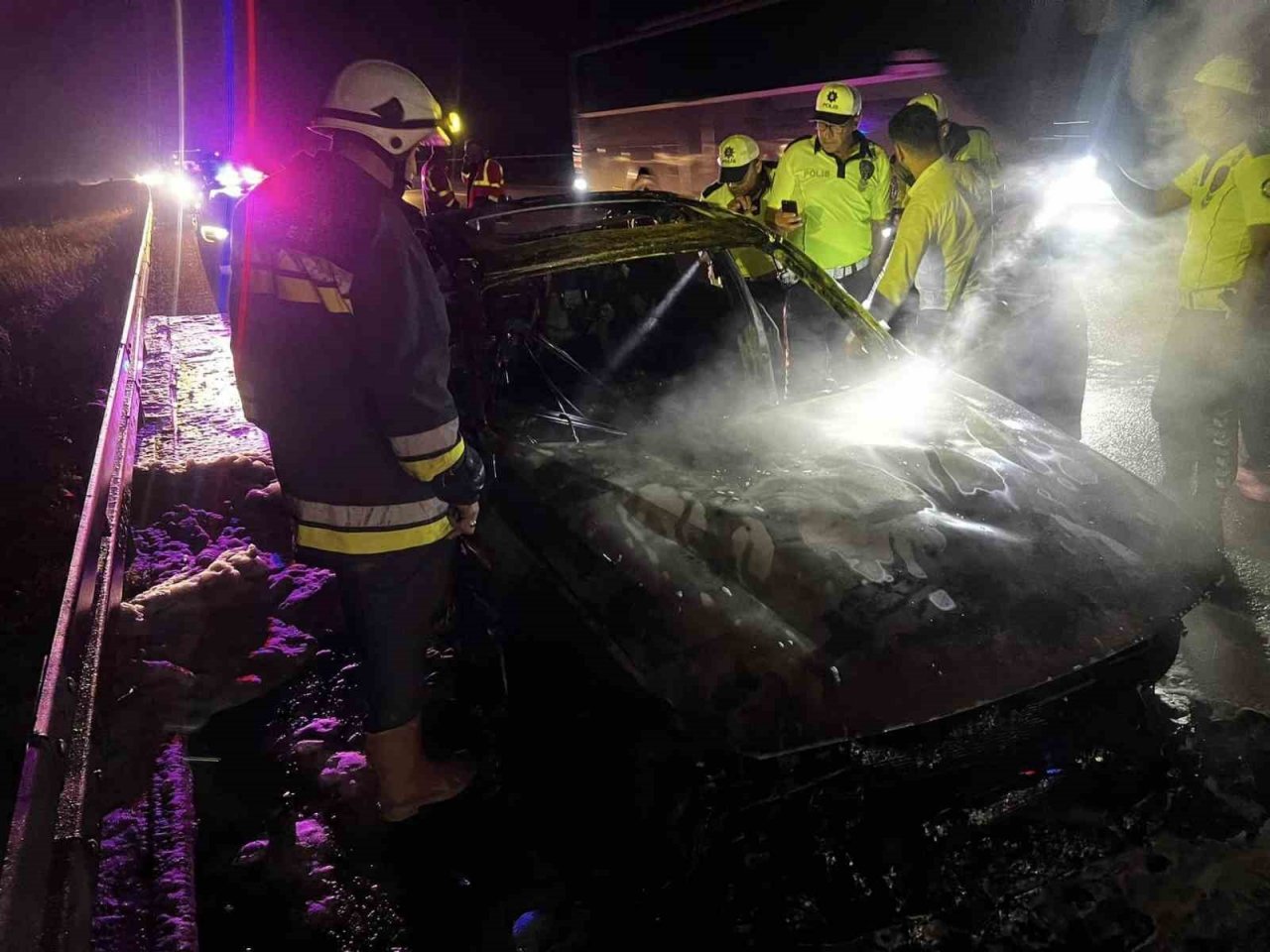 Bolu’da alev alev yanan otomobil hurdaya döndü