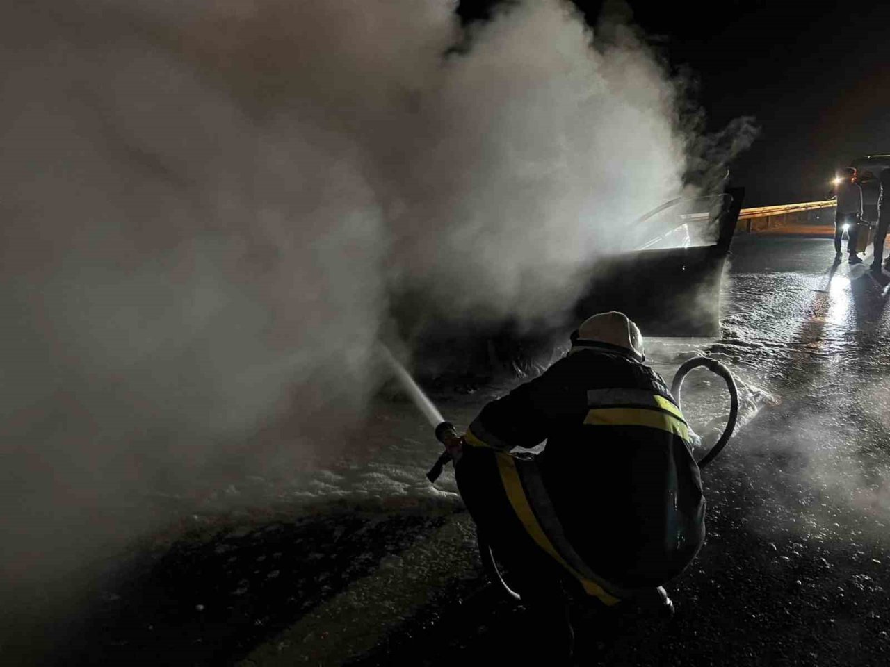 Bolu’da alev alev yanan otomobil hurdaya döndü