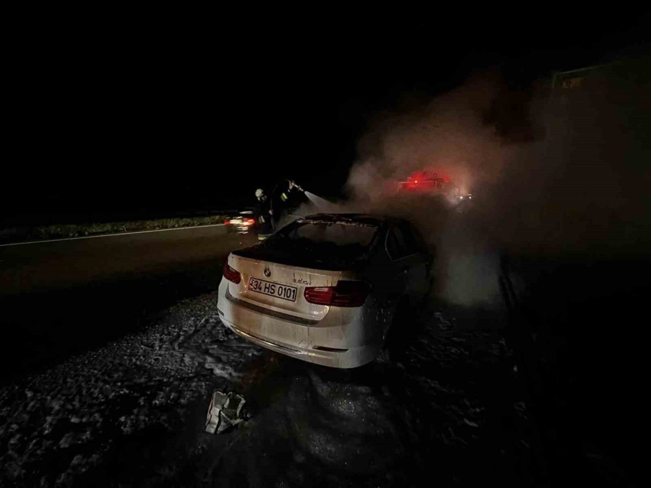 Bolu’da alev alev yanan otomobil hurdaya döndü