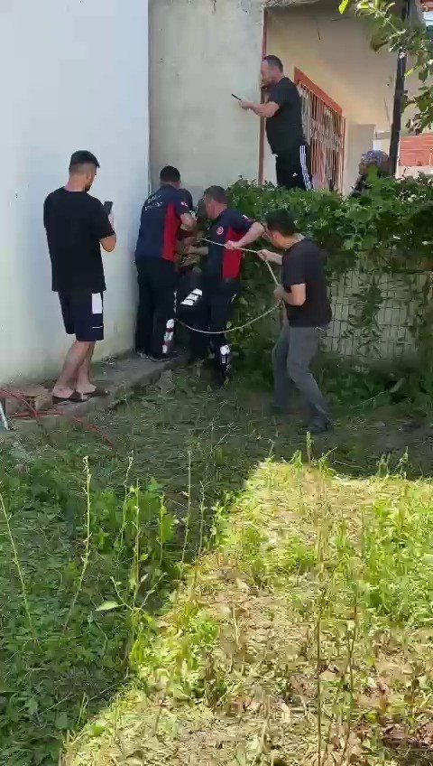 Boşluğa sıkışan koyun kurtarıldı