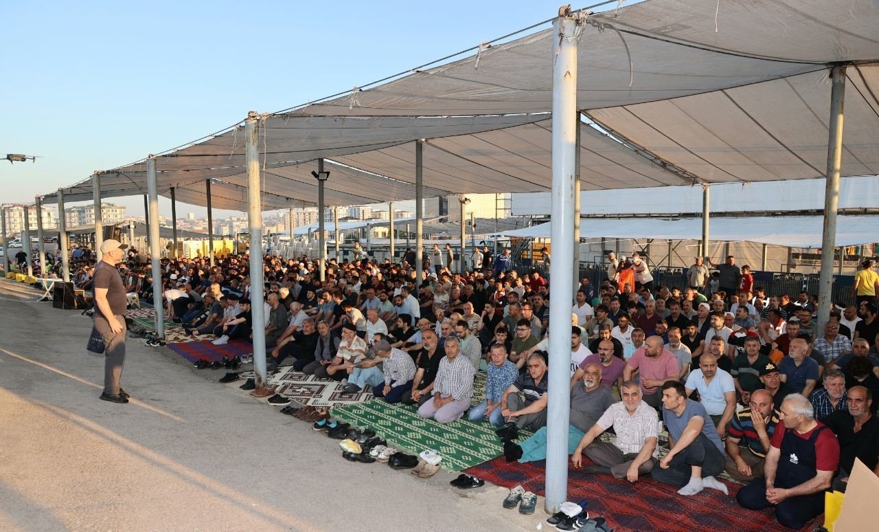 Sultanbeyli’de bayramlaşma kurban alanında yapıldı