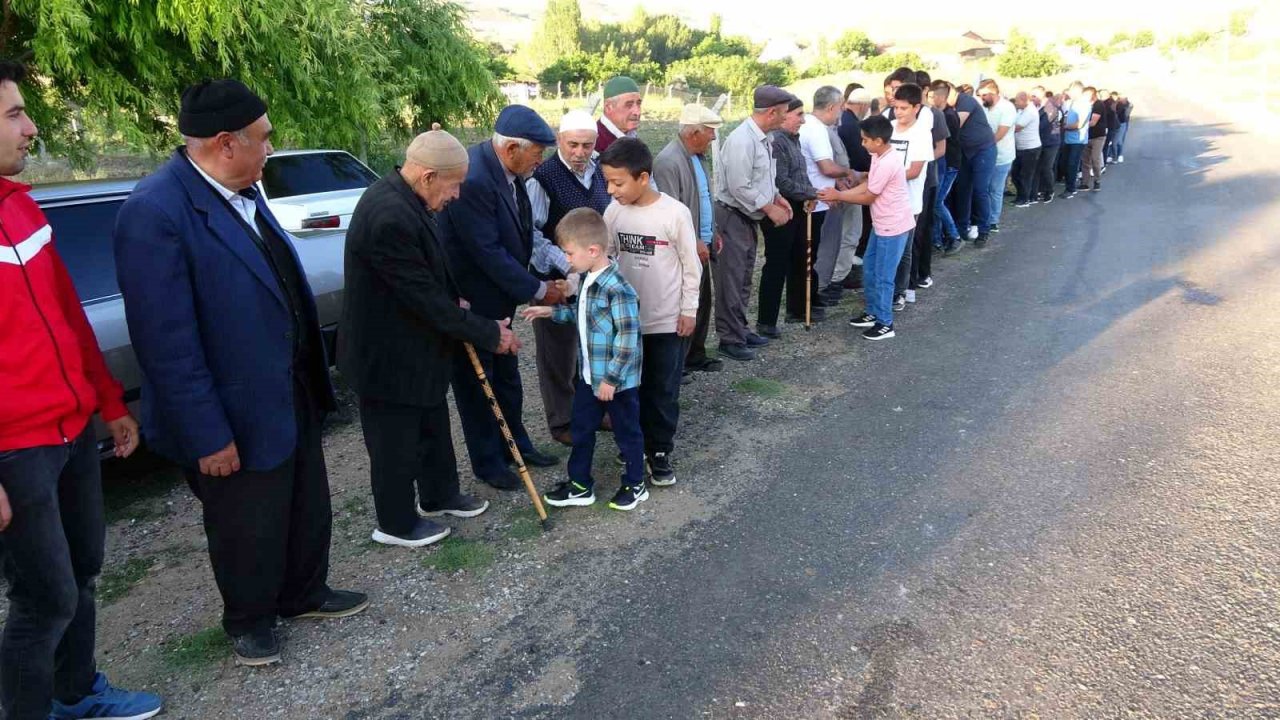 Bu köyde yarım asırdır toplu bayramlaşma geleneği sürdürülüyor