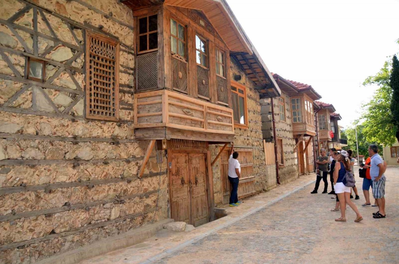 Antalya’nın düğmeli evlerinde yılda 8 bin kişi konaklıyor