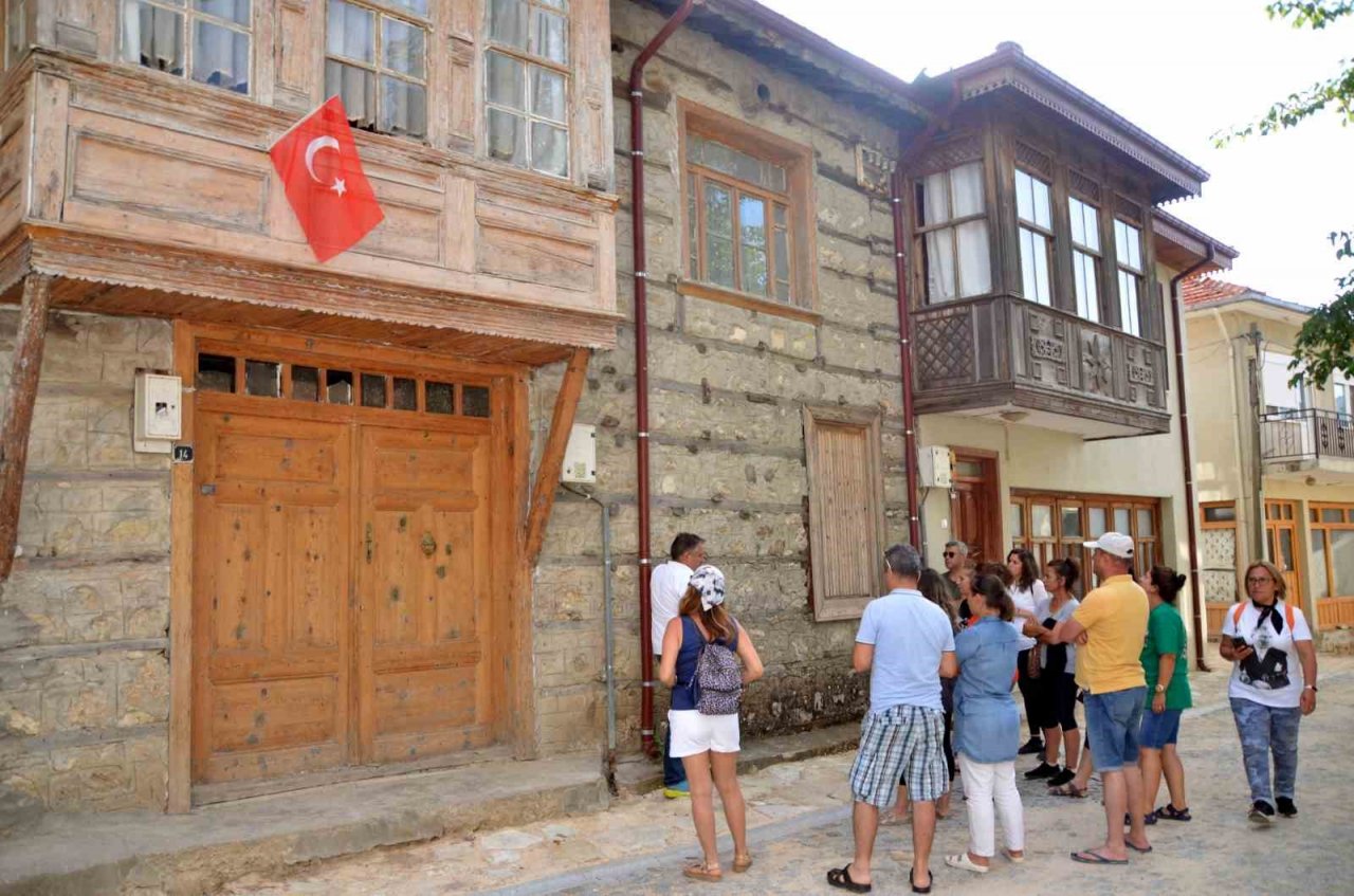 Antalya’nın düğmeli evlerinde yılda 8 bin kişi konaklıyor