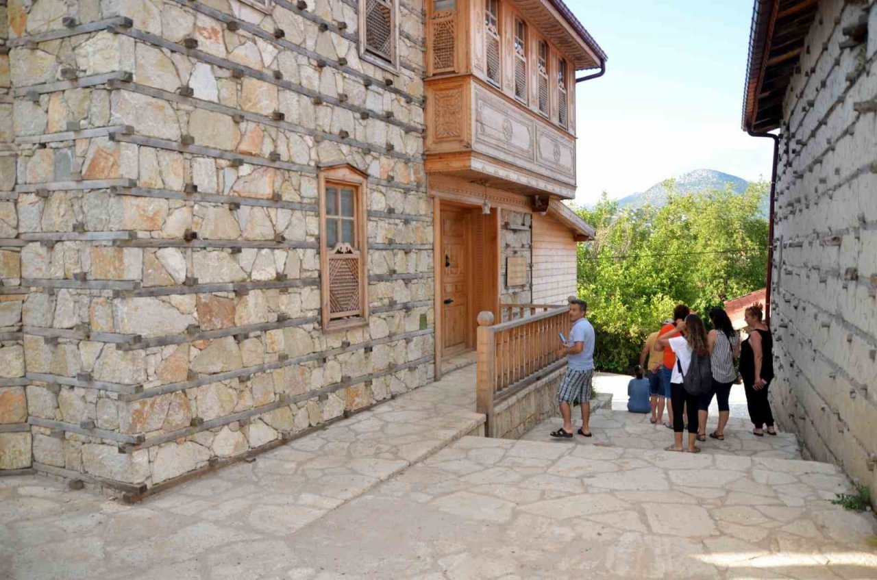 Antalya’nın düğmeli evlerinde yılda 8 bin kişi konaklıyor