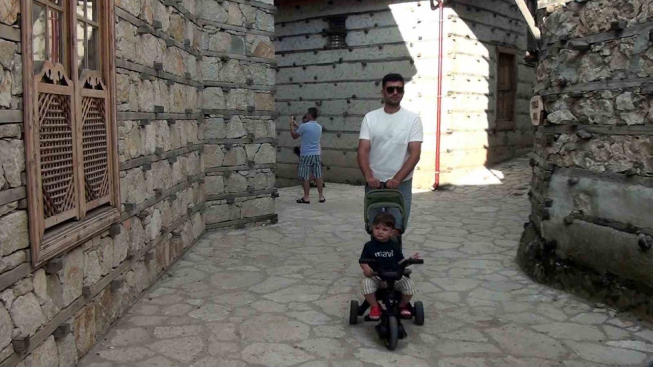 Antalya’nın düğmeli evlerinde yılda 8 bin kişi konaklıyor