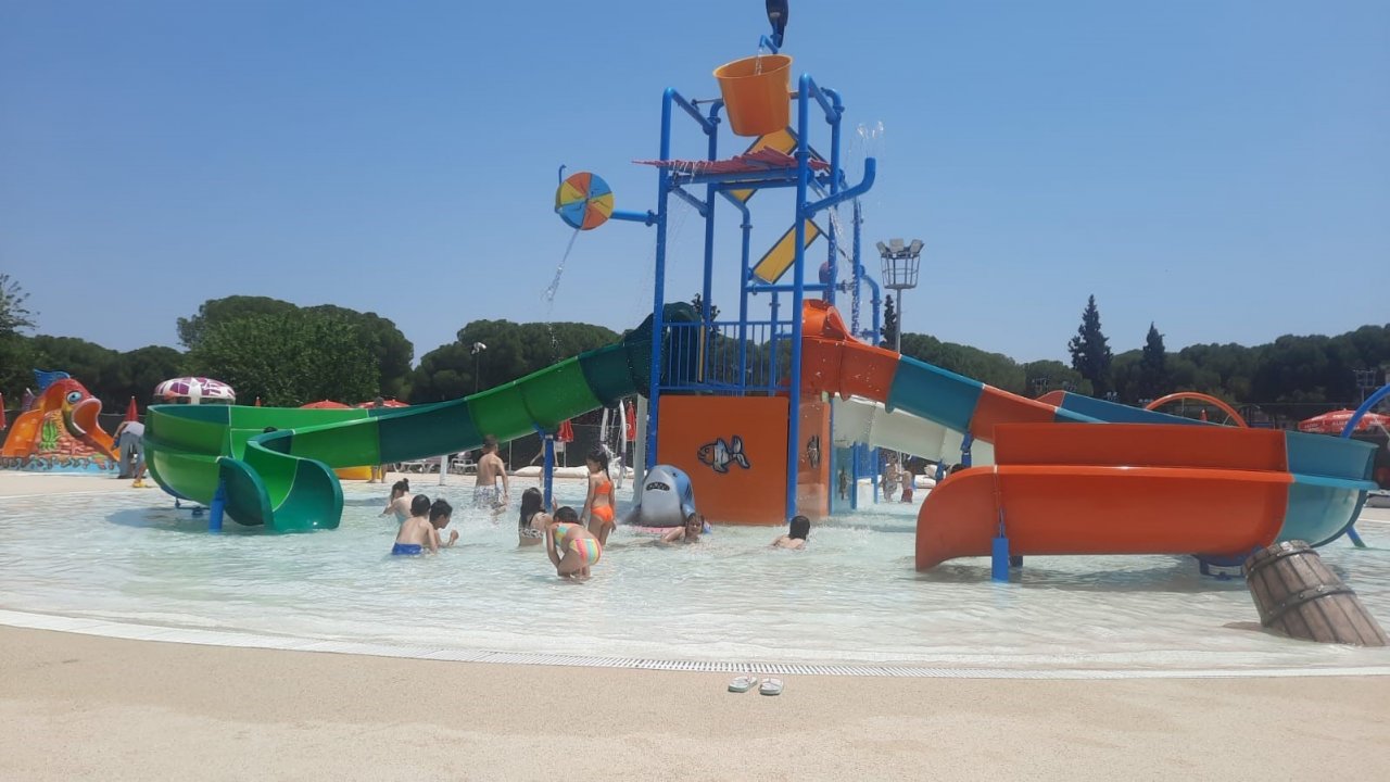 Büyükşehir Aquaparkı, bayramda da yoğun ilgi gördü