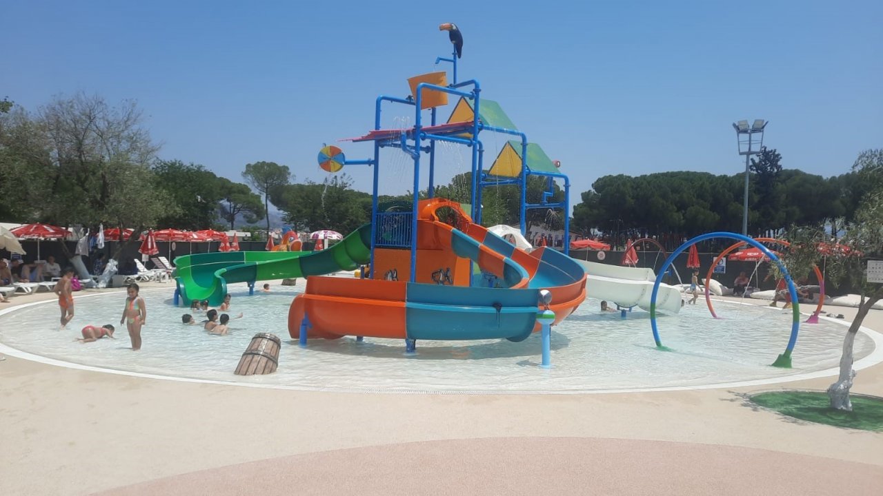 Büyükşehir Aquaparkı, bayramda da yoğun ilgi gördü